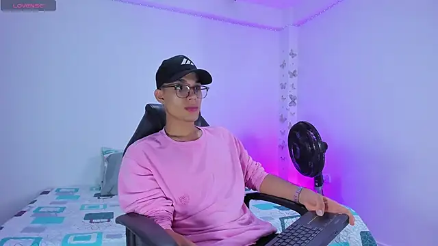 Snapshot of _peter_roy_ chatting on 10/21/25, 10:10  peter roy  online show from 10/21/25, 10:10