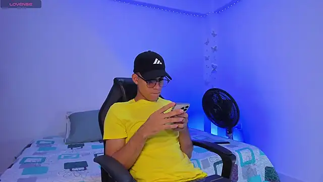 Snapshot of _peter_roy_ chatting on 10/23/25, 02:55  peter roy  online show from 10/23/25, 02:55