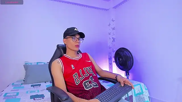 Snapshot of _peter_roy_ chatting on 10/23/25, 08:18  peter roy  online show from 10/23/25, 08:18