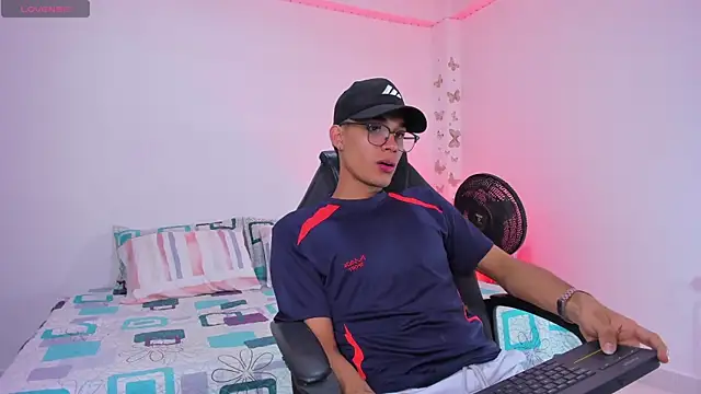 Snapshot of _peter_roy_ chatting on 10/25/25, 07:30  peter roy  online show from 10/25/25, 07:30