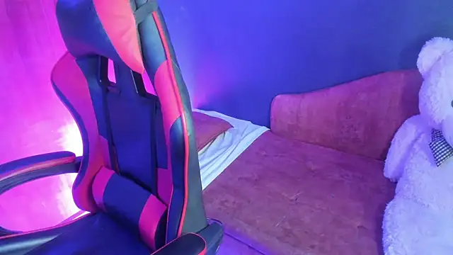 Snapshot of milufontier chatting on 04/17/26, 02:58 milufontier online show from 04/17/26, 02:58