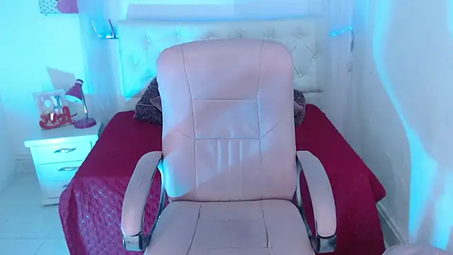 Snapshot of Allison_Dubois chatting on 02/09/25, 07:38 Allison Dubois online show from 02/09/25, 07:38