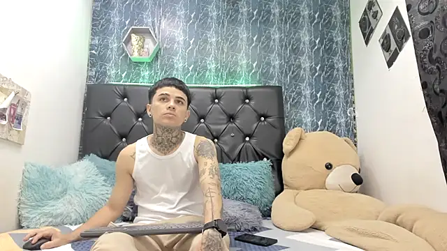 Snapshot of exotic_hot_couple chatting on 11/25/25, 10:32 exotic hot couple online show from 11/25/25, 10:32