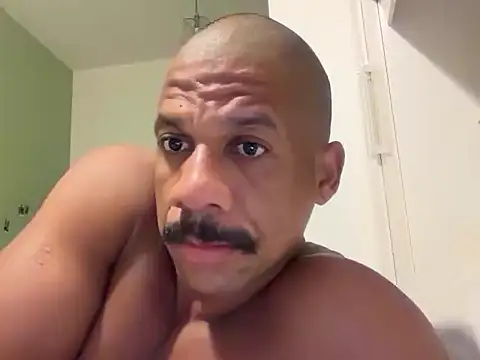 Snapshot of VHugoE chatting on 04/24/26, 06:05 VHugoE online show from 04/24/26, 06:05