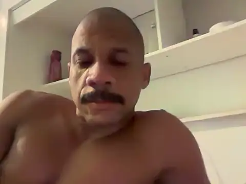 Snapshot of VHugoE chatting on 04/25/26, 12:46 VHugoE online show from 04/25/26, 12:46