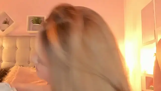 Snapshot of melanie_hh chatting on 11/25/25, 04:01 melanie hh online show from 11/25/25, 04:01