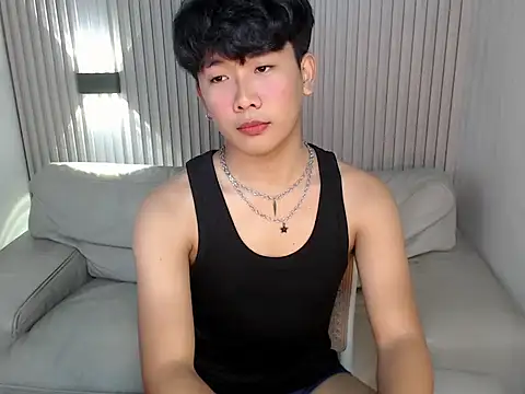 Snapshot of dangerzone0122 chatting on 11/19/25, 04:07 dangerzone0122 online show from 11/19/25, 04:07