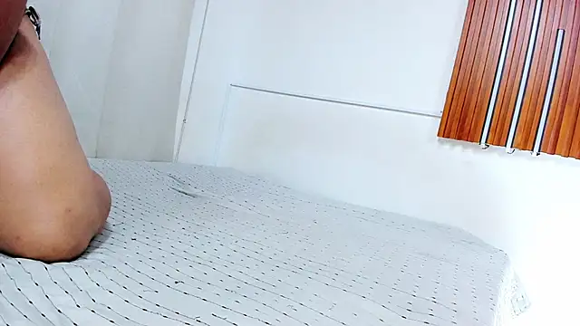 Snapshot of cristall_hott chatting on 01/11/26, 02:22 cristall hott online show from 01/11/26, 02:22