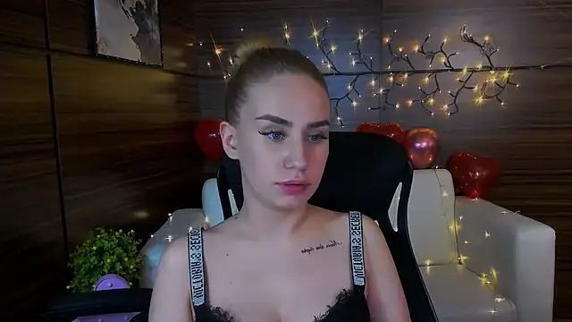 Snapshot of playful_sophie chatting on 03/04/25, 01:01 playful sophie online show from 03/04/25, 01:01