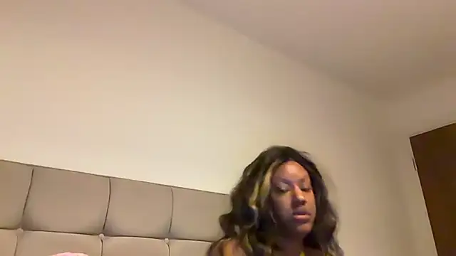 Snapshot of LavenderBuxton chatting on 04/20/26, 09:38 LavenderBuxton online show from 04/20/26, 09:38