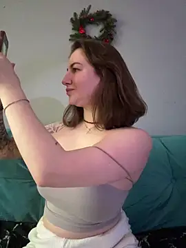 Snapshot of MayaMystic chatting on 12/18/25, 01:06 MayaMystic online show from 12/18/25, 01:06