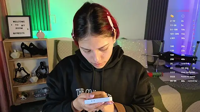 Snapshot of Fresita_Rosita chatting on 10/22/25, 12:27 Fresita Rosita online show from 10/22/25, 12:27