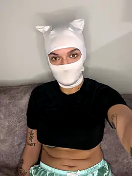 Nikki Hoee online show from 11/19/25, 10:21