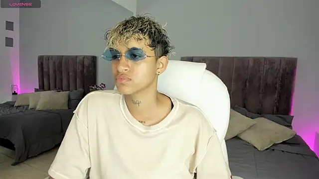 Snapshot of Dominick_jones chatting on 01/19/25, 01:33 Dominick jones online show from 01/19/25, 01:33