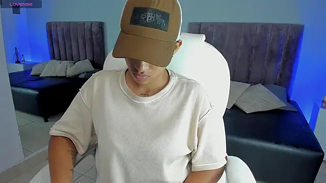 Snapshot of Dominick_jones chatting on 01/25/25, 01:54 Dominick jones online show from 01/25/25, 01:54