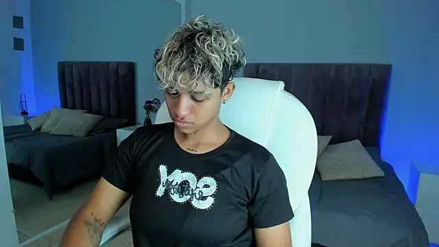 Snapshot of Dominick_jones chatting on 01/26/25, 01:25 Dominick jones online show from 01/26/25, 01:25