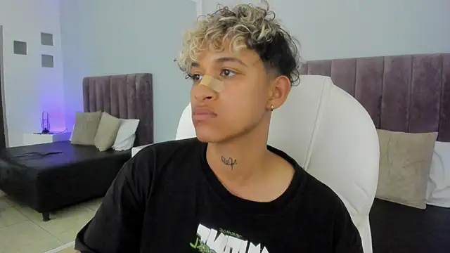 Snapshot of Dominick_jones chatting on 02/12/25, 12:48 Dominick jones online show from 02/12/25, 12:48