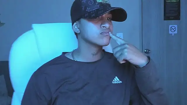 Snapshot of Dominick_jones chatting on 10/06/25, 04:10 Dominick jones online show from 10/06/25, 04:10