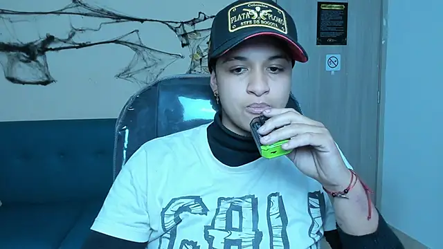 Snapshot of Dominick_jones chatting on 10/21/25, 05:08 Dominick jones online show from 10/21/25, 05:08