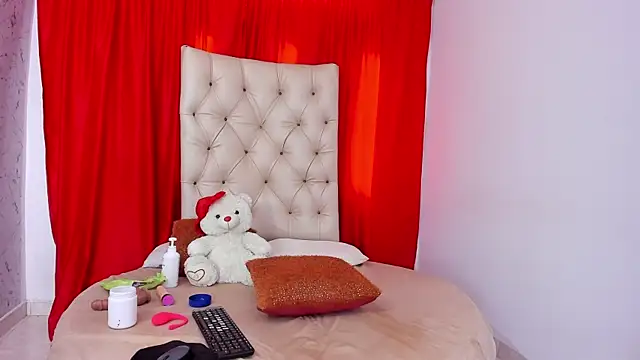 Mariana 16  online show from 11/26/25, 08:43