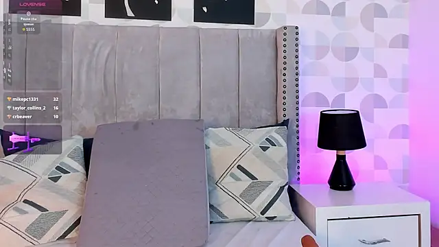 Snapshot of ashly__ms chatting on 10/25/25, 07:41 ashly  ms online show from 10/25/25, 07:41