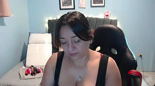 Snapshot of AngelRouss chatting on 02/04/25, 10:10 AngelRouss online show from 02/04/25, 10:10