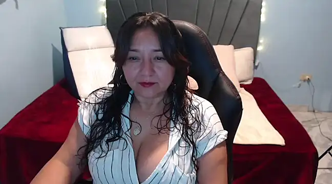 Snapshot of AngelRouss chatting on 02/14/25, 01:18 AngelRouss online show from 02/14/25, 01:18