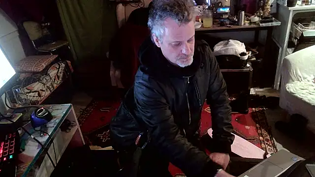 Snapshot of SilverandFox chatting on 03/10/25, 09:21 SilverandFox online show from 03/10/25, 09:21