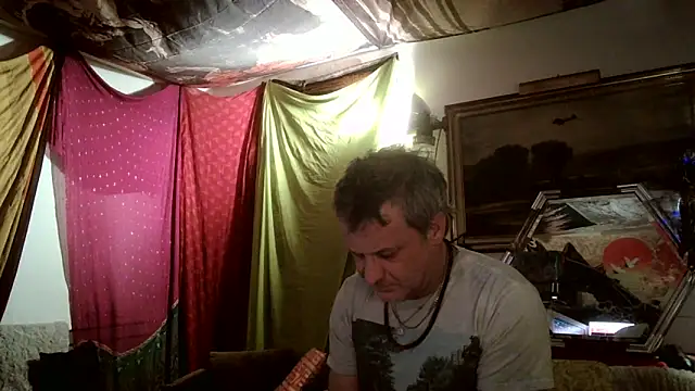 Snapshot of SilverandFox chatting on 03/21/25, 01:34 SilverandFox online show from 03/21/25, 01:34