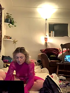 Snapshot of SilverandFox chatting on 10/31/25, 10:49 SilverandFox online show from 10/31/25, 10:49