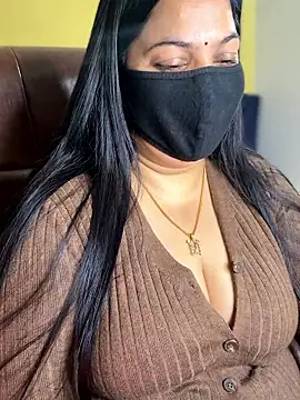 Snapshot of FlatVincy4 chatting on 12/18/25, 04:13 FlatVincy4 online show from 12/18/25, 04:13