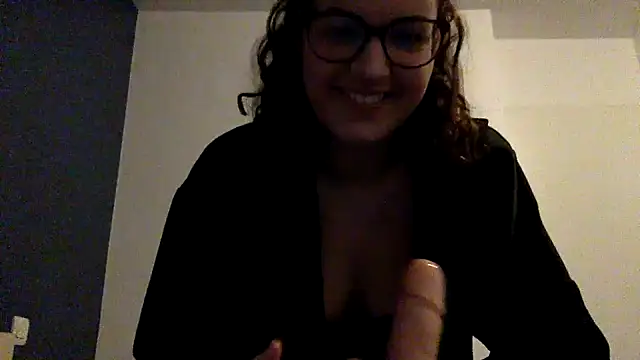 Snapshot of LolaGuess chatting on 12/21/24, 08:43 LolaGuess online show from 12/21/24, 08:43