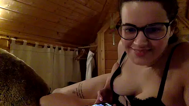 Snapshot of LolaGuess chatting on 12/22/24, 09:53 LolaGuess online show from 12/22/24, 09:53