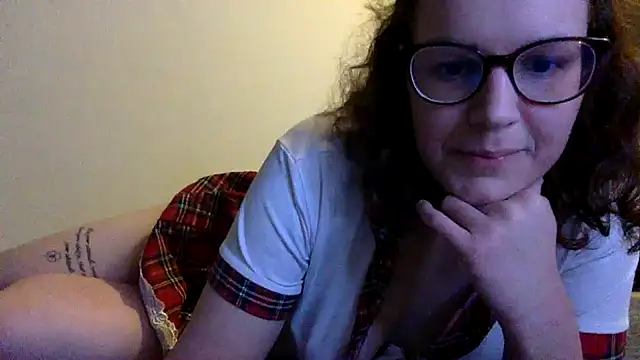 Snapshot of LolaGuess chatting on 12/25/24, 09:00 LolaGuess online show from 12/25/24, 09:00