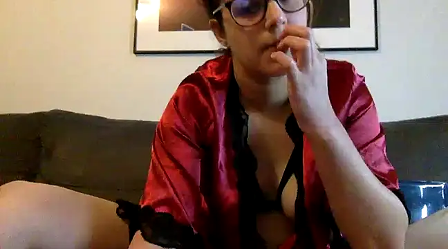 Snapshot of LolaGuess chatting on 02/04/25, 02:10 LolaGuess online show from 02/04/25, 02:10