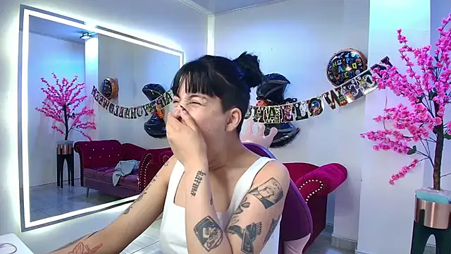 Leia queens online show from 10/28/25, 12:19