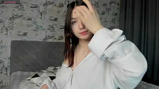 Snapshot of LilianGrindle chatting on 03/21/25, 06:07 LilianGrindle online show from 03/21/25, 06:07