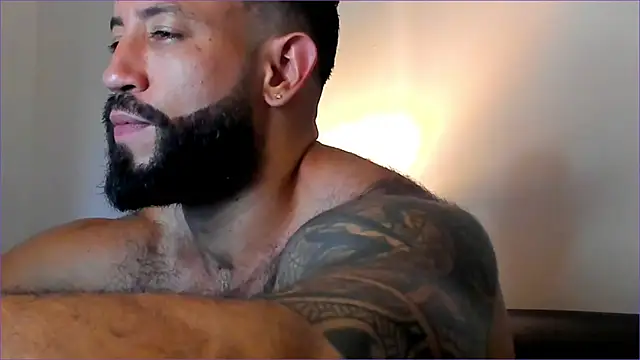 Snapshot of BradLeon_ chatting on 10/15/25, 01:00 BradLeon online show from 10/15/25, 01:00