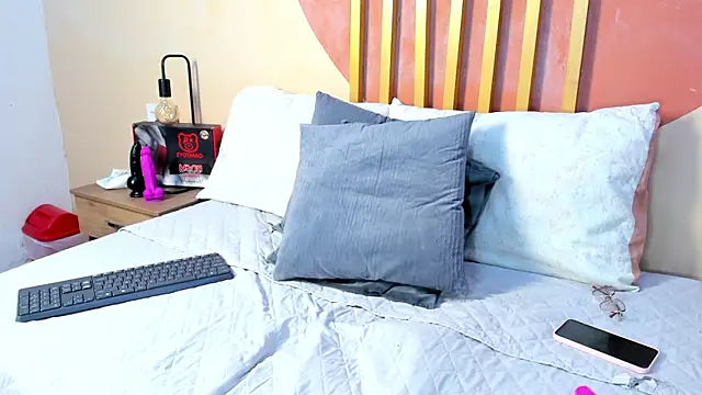 Snapshot of Nicole_Angels_ chatting on 06/04/26, 08:15 Nicole Angels online show from 06/04/26, 08:15