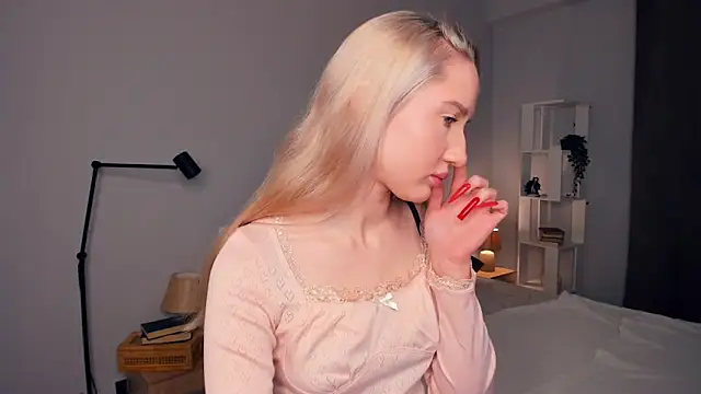 Snapshot of EmilyLanef chatting on 01/13/25, 08:05 EmilyLanef online show from 01/13/25, 08:05