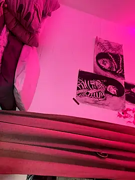 lauuraww online show from 10/07/25, 07:49