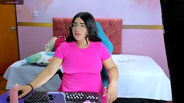 Snapshot of mia18_queen chatting on 12/31/24, 02:19 mia18 queen online show from 12/31/24, 02:19