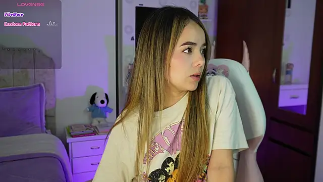 Snapshot of Hannah-Rose chatting on 12/02/25, 01:22 Hannah-Rose online show from 12/02/25, 01:22