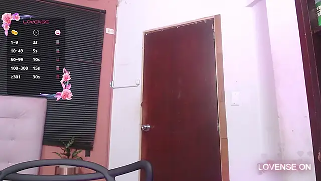 Snapshot of MommyHelpsmee chatting on 03/07/25, 02:04 MommyHelpsmee online show from 03/07/25, 02:04