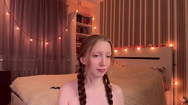 Snapshot of Awwwrora chatting on 10/13/25, 07:25 Awwwrora online show from 10/13/25, 07:25