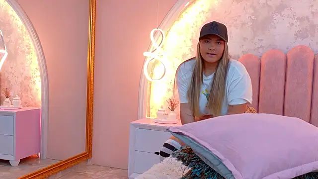 Snapshot of MiaLaurents chatting on 03/21/26, 10:57 MiaLaurents online show from 03/21/26, 10:57