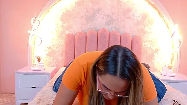 Snapshot of MiaLaurents chatting on 03/26/26, 03:12 MiaLaurents online show from 03/26/26, 03:12