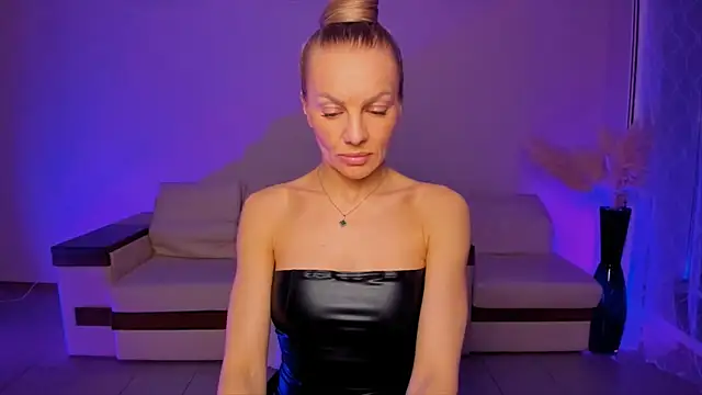 Snapshot of Oliva_Candy chatting on 04/19/26, 09:17 Oliva Candy online show from 04/19/26, 09:17