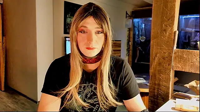 Snapshot of DYasmin69 chatting on 10/11/25, 08:40 DYasmin69 online show from 10/11/25, 08:40