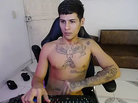 Snapshot of Clyde019 chatting on 12/21/24, 02:04 Clyde019 online show from 12/21/24, 02:04